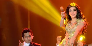 Konser Salam 3 Jari, Syahrini Ajak Jokowi - JK Nyanyi 'Sesuatu'