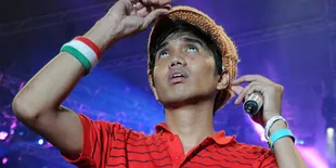 Konser Sheila On 7 Diwarnai Insiden Polisi Naik Panggung