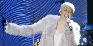 Konser Usai, Foto Topless Miley Cyrus Beredar di Dunia Maya