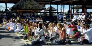 Kontestan Miss World Panjatkan Doa Kedamaian di Pura Besakih