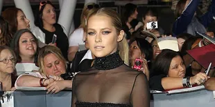 Kristen Stewart Punya Saingan Berat di Red Carpet