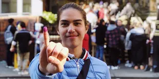 Kuliah di London, El Rumi Sudah Nyoblos Duluan!