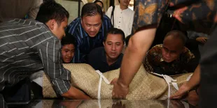 Kumandang Azan Ashar Iringi Pemakaman Jenazah Idris Sardi