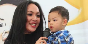 Kunjungi Ibunya, Anak Angelina Sondakh Tak Mau Pulang