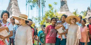 Kunjungi Kampung Wisata di Sumba, Baju Nagita Slavina Jadi Sorotan
