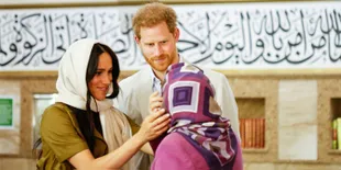 Kunjungi Masjid Tertua di Afrika, Meghan Markle Tampil Cantik Berkerudung