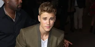 Kunjungi Paris, Justin Bieber Sempat-Sempatnya Tonjok Wartawan?