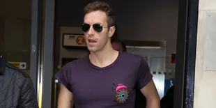 Kunjungi Rumah Sang Mantan, Chris Martin Gagal Move On?