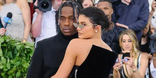 Kylie Jenner &#38; Travis Scott Ajak Stormi Webster Jalan-Jalan