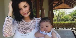 Kylie Jenner Hadiahi Baby Stormi Sepatu Bayi Seharga 14 Juta!