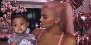 Kylie Jenner Pamer Kemiripan Stormi Webster &#38; Dirinya Saat Masih Bayi