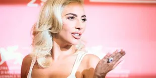 Lady Gaga Kenalkan Produk Terbaru di Sampul Majalah, Kira-Kira Seperti Apa Ya?