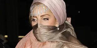 Lady Gaga Pakai Penutup Kepala dan Cadar!