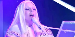 Lady Gaga Tampil Live Dengan Artpop!