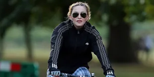 Lagi Enak Bersepeda, Madonna Malah Enggak Sadar Celananya Melorot