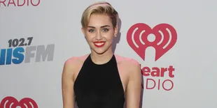 Lagi-Lagi Miley Cyrus Rela Tubuhnya Dirajah Jarum Tato