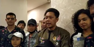 Lagi Tour di Malang, Pemain 'LARA ATI' Takziah ke Rumah Cak Sapari