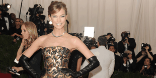 Lagi Trend, Karlie Kloss Juga Ikutan Nip Slip!