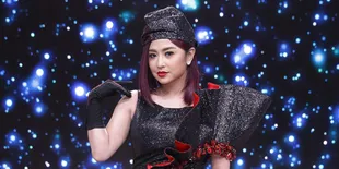 Lagu Dewi Perssik 'Indah Pada Waktunya' Tembus 100 Juta Penonton