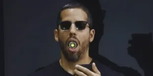 Lakukan Trick Magic, Pesulap Ini Tak Sengaja Tembak Diri Sendiri