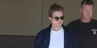 Lalai, Robert Pattinson Rusakkan Kamera Antik Rp 113 Juta