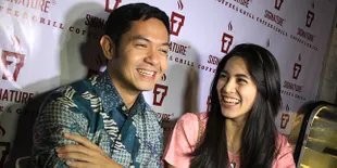 Lamar Alyssa Soebandono, Dude Harlino Berikan Cincin dan Gelang