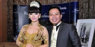 Lamaran, Zaskia Gotik Usung Busana Golden Princess