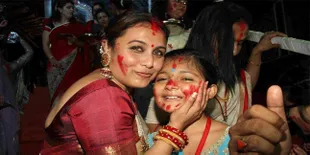 Langka, Rani Mukherjee Tertangkap Kamera Jalan Bareng Suaminya