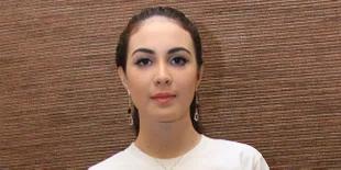 'Langkahi' Kakak, Arumi Bachsin Hadiahkan Gadget
