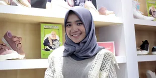 Launching Tiffany Kenanga Signature dan Lukisan Sepatu Seharga 10 Juta