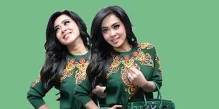 Lebaran Mewah, Syahrini dan Keluarga Kompak Pakai Gamis Emas