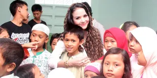 Lebaran Tahun Ini, Cynthiara Alona Pakai Kerudung