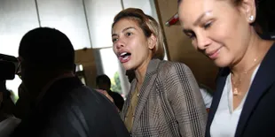 Lebaran Tinggal Menghitung Hari, Nikita Mirzani Dapat Kado Al-Qur'an Bertuliskan Namanya