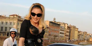 Lebih Muda 27 Tahun, Inikah Pacar Baru Madonna?
