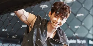 Lee Jong Suk Pamer Otot dan Keringat Sambil Senyum Manis