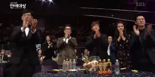Lee Kwang Soo Raih Satu-Satunya Penghargaan, Song Ji Hyo Menangis