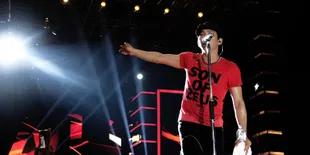 Lempar Jaket dan Kaos, Topi Ariel Direbut Fans