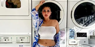 Lepas Baju Renang di Pinggir Pantai, Gebby Vesta Pose Topless untuk No Bra Day