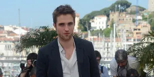 Lepas Dari Kristen Stewart, Robert Pattinson Cium Wanita Lain