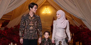 Lesti dan Rizky Billar Kompak Kondangan Pakai Batik Sarimbit, Abang L Tampil Gemass