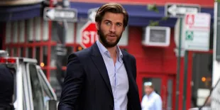 Liam Hemsworth Patah Hati Gara-Gara Foto Ciuman Miley Cyrus &#38; Kaitlynn Carter