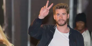 Liam Hemsworth Posting Foto 'Sweet Throw Back' Bareng Miley Cyrus