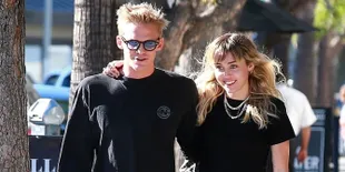 Liam Hemsworth Terbukti Pacaran, Miley Cyrus Cium Mesra Cody Simpson di Parkiran