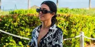 Liburan &#38; Mesra Bareng Mantan di Klub Miami, Kourtney Kardashian Balikan?