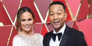 Liburan di Bali, Chrissy Teigen &#38; John Legend Kenakan Baju Adat