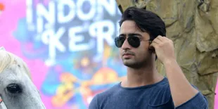 Liburan di Indonesia, Dua Adik Shaheer Main Seru di Air Terjun