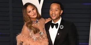 Liburan Eksotis, Chrissy Teigen Cium Mesra John Legend di Kolam Renang