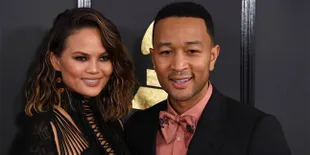 Liburan Eksotis, John Legend &#38; Chrissy Teigen Mesra Bak Pengantin Baru