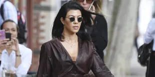 Liburan Eksotis Pasca Lebaran, Kourtney Kardashian Cium Mesra Younes Bendjima