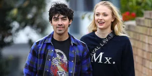 Liburan ke Miami, Joe Jonas &#38; Sophie Turner Ciuman Mesra di Kolam Renang